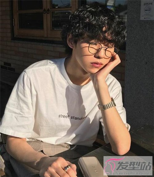 时下流行的男生烫发嬉皮卷烫发复古洋气