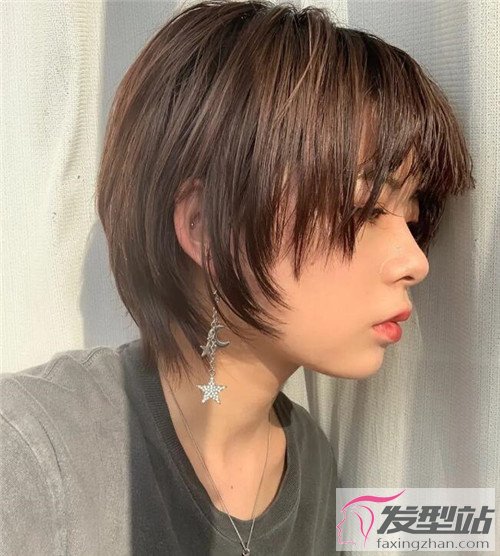 发量多的妹子可以打薄,然后剪出层次,对于短发来说层次感真的很重要