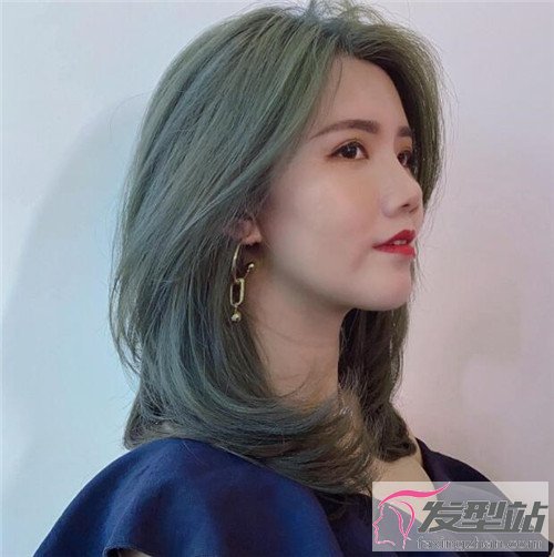 闷青灰的染发,即灰色和闷青色的混合染,发尾层次内扣设计后,整个卷发