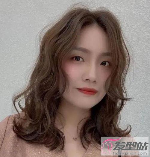 今年大火的锁骨卷发推荐 让你瞬间提升颜值变女神