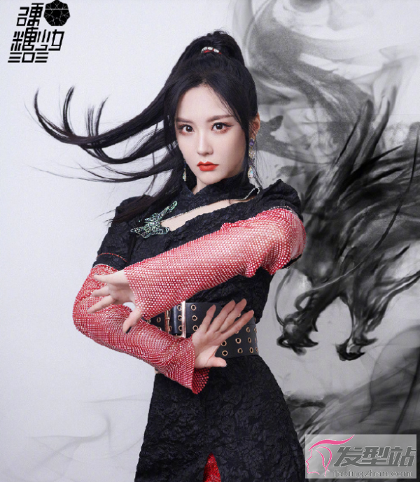 王艺瑾同样是高马尾扎发,直发马尾使得她身上的侠气更加明显,真女侠