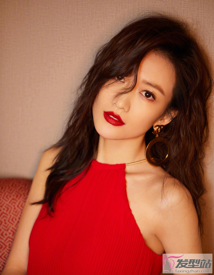 王鸥挂脖式吊带长裙大片 性感优雅复古港风十足