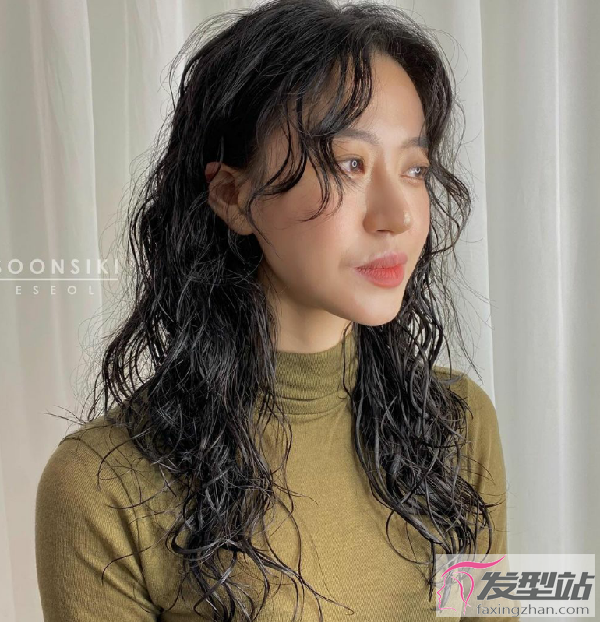 适合油头发质女生的卷发,油发卷的油亮光滑,使得你