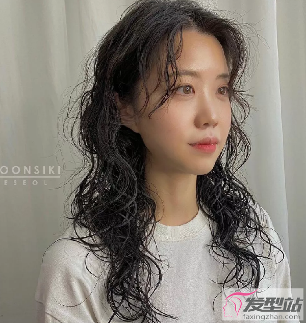 油头女生适合的卷发 "油发卷"独自美丽_发型站_最新流行发型设计发型