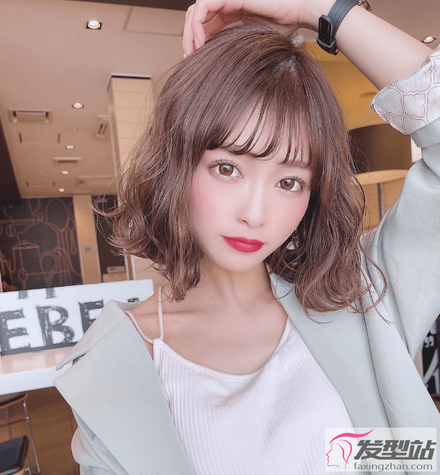 瘦脸减龄蛋卷头推荐时尚小姐姐必备烫发
