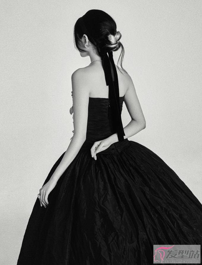 关晓彤暗黑公主造型 灰色挑染发髻冷艳高贵