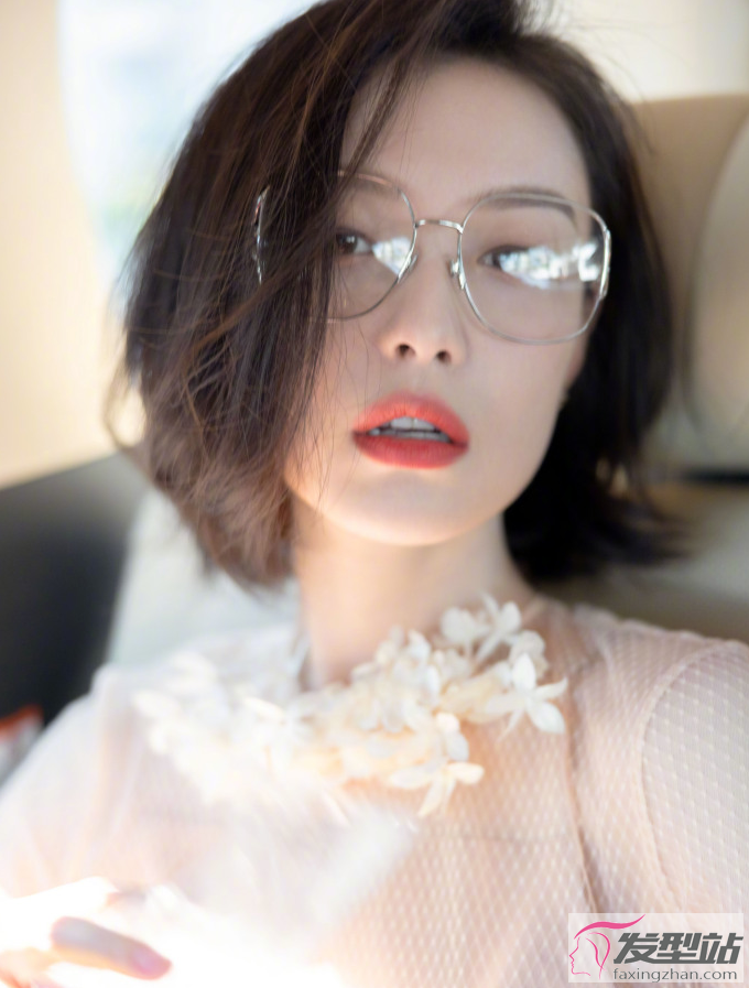 倪妮车内墨镜大片 眼镜鲨诠释冷艳女王范_发型站_最新流行发型设计