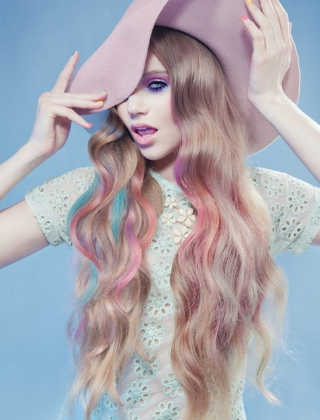 最新彩色挑染大波浪卷发 今年最流行的发型就是它！